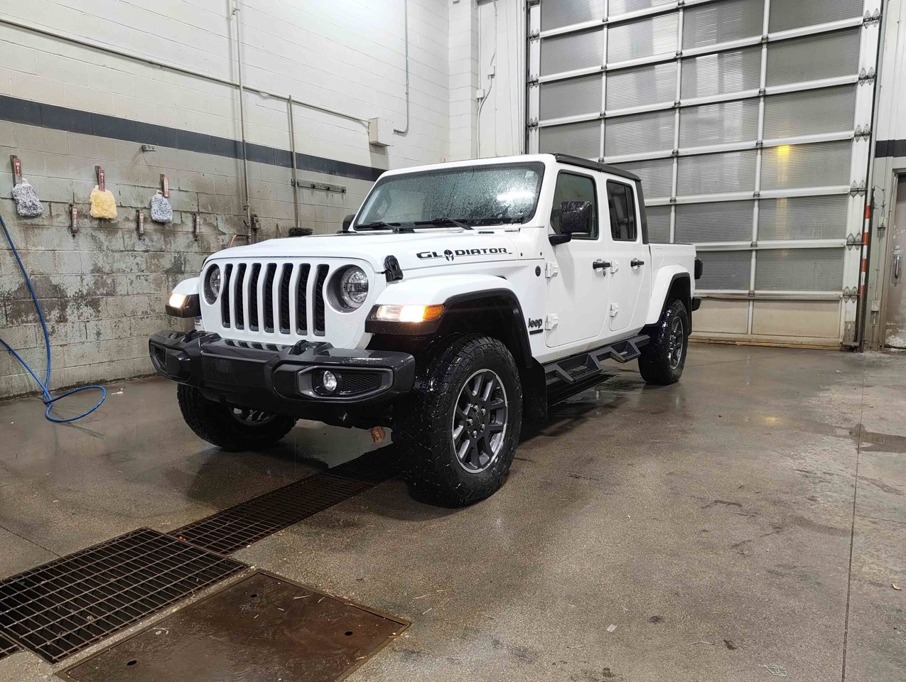 2021 Jeep Gladiator Sport 80th Anniversary 4x4 *Ltd Avail* White Sherwood Park - photo #3