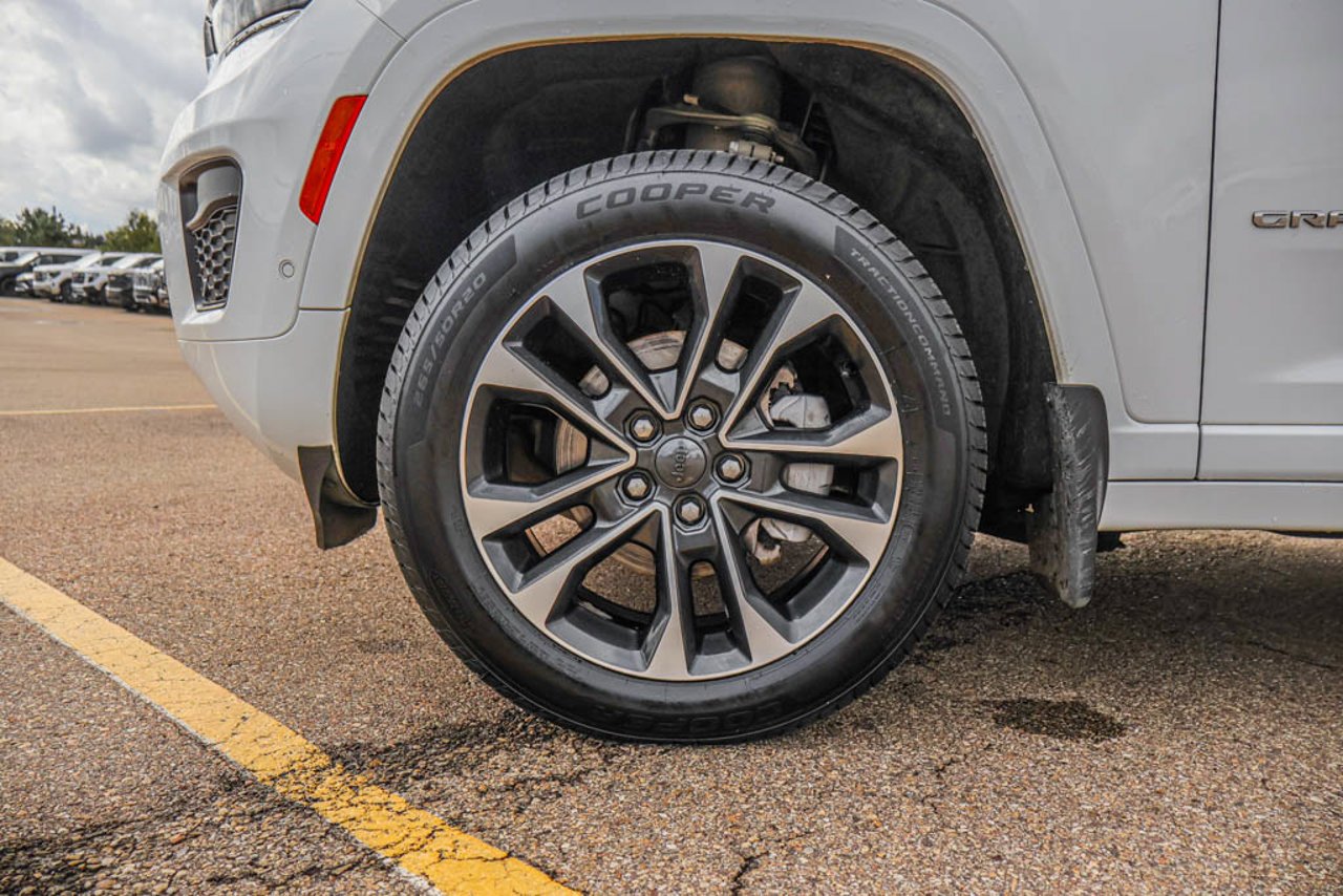 2023 Jeep Grand Cherokee Overland 4x4 White Sherwood Park - photo #12