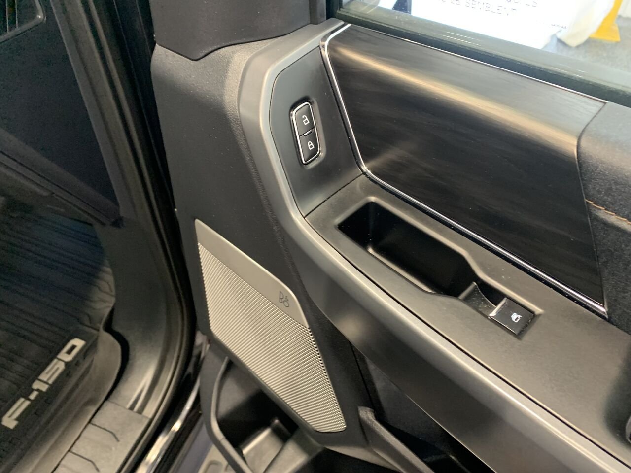 Ford F-150 Lightning LARIAT cabine SuperCrew 4RM caisse de 5,5 pi 2024 Noir Châteauguay - photo #23