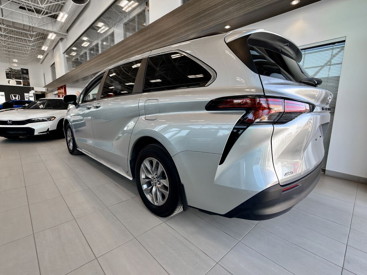 2022 Toyota Sienna Silver Notre-Dame-des-Prairies - photo #7