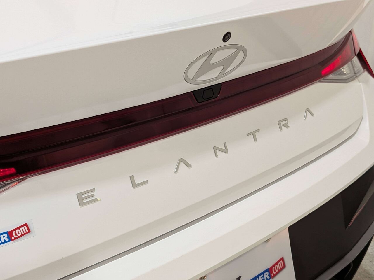 2025 Hyundai Elantra Preferred IVT w/Tech Pkg White Val-David - photo #36