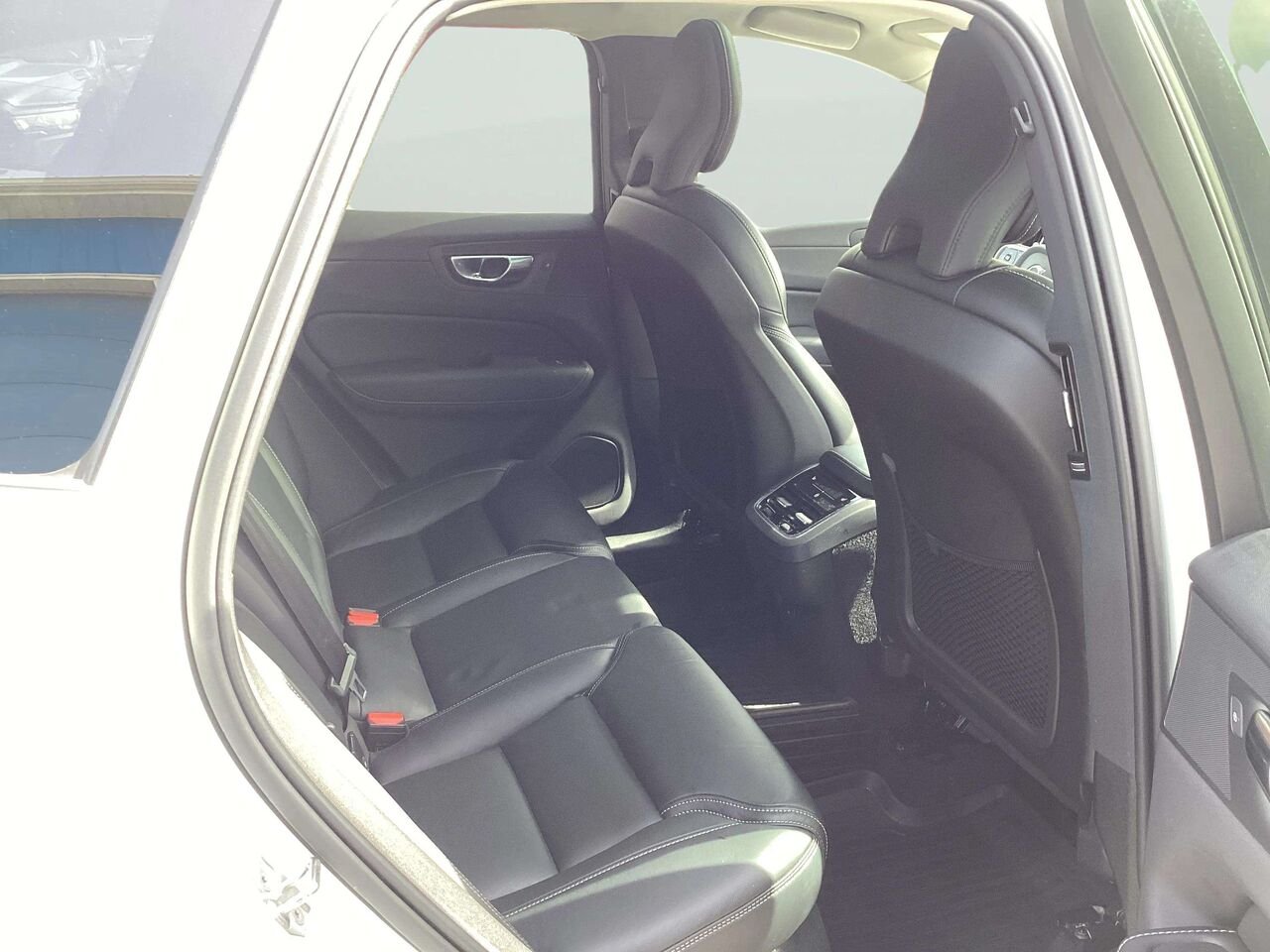 2022 Volvo XC60 B6 Inscription TI White Gatineau - photo #21