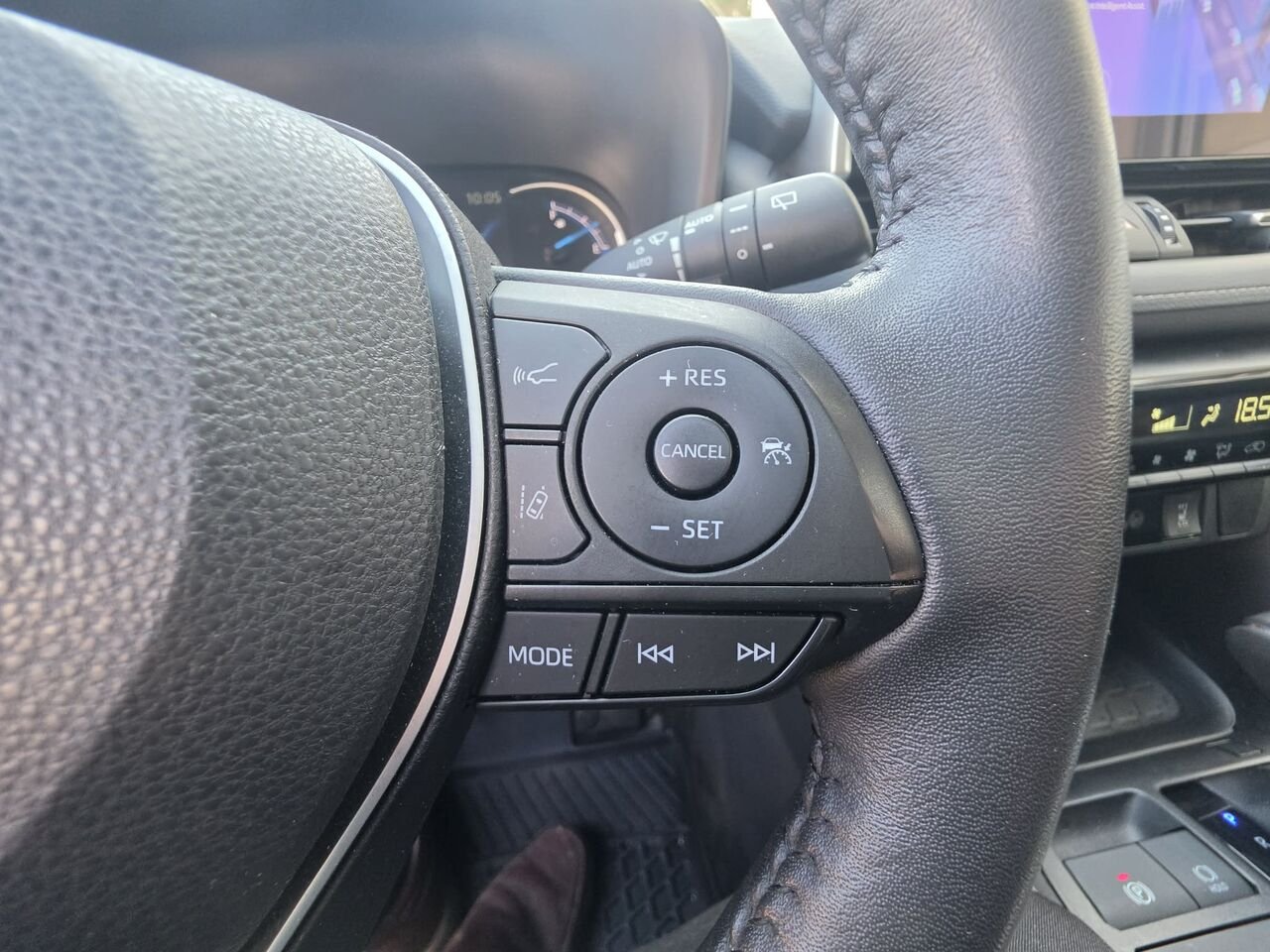 Toyota RAV4 XLE HYBRIDE 2023 Blanc Mont-Laurier - photo #19