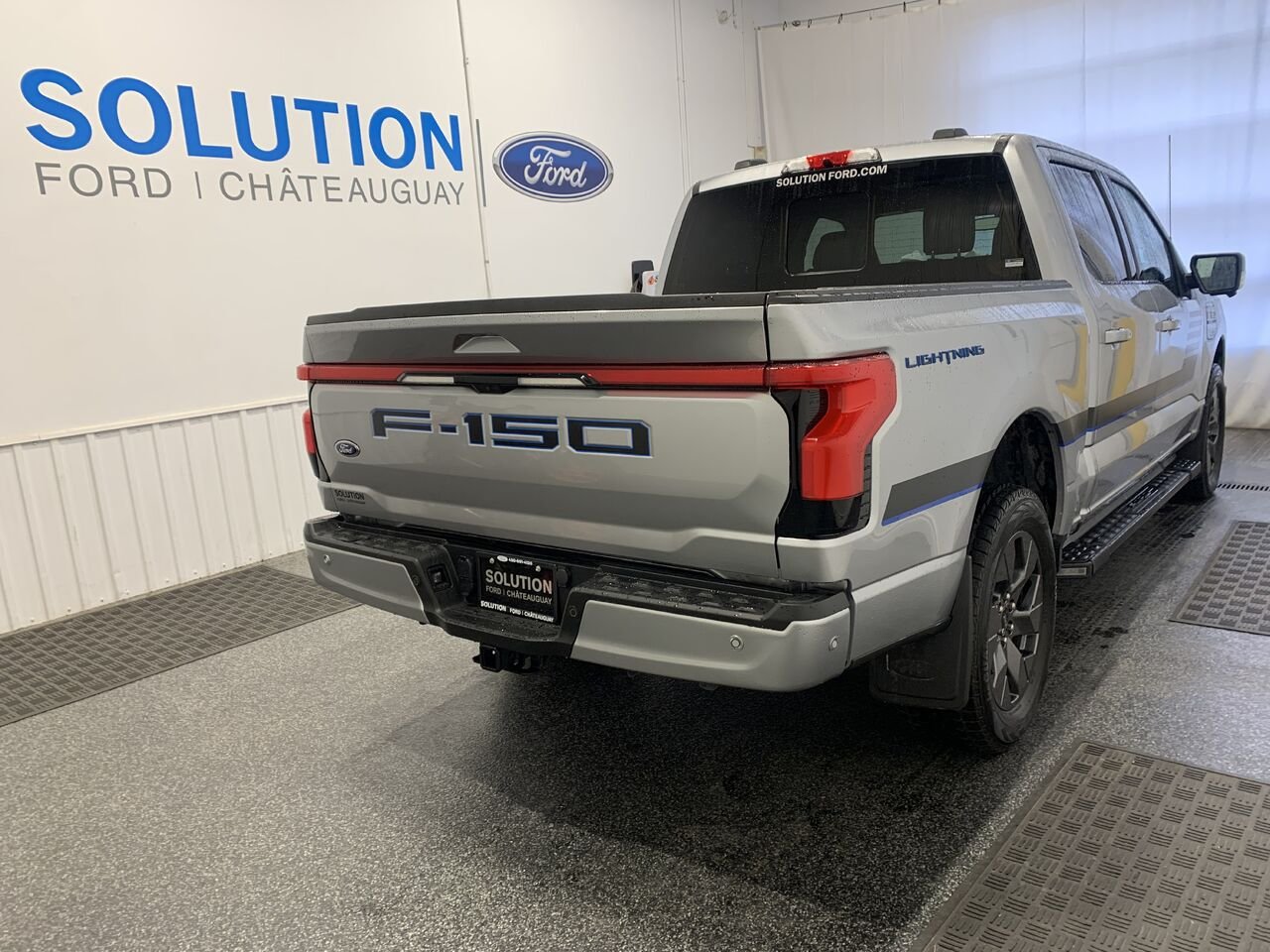 Ford F-150 Lightning LARIAT LARIAT + GROSSE BATTERIE +CUIR + TOIT PANO, REMORQ MAX 2023 Argent Châteauguay - photo #8