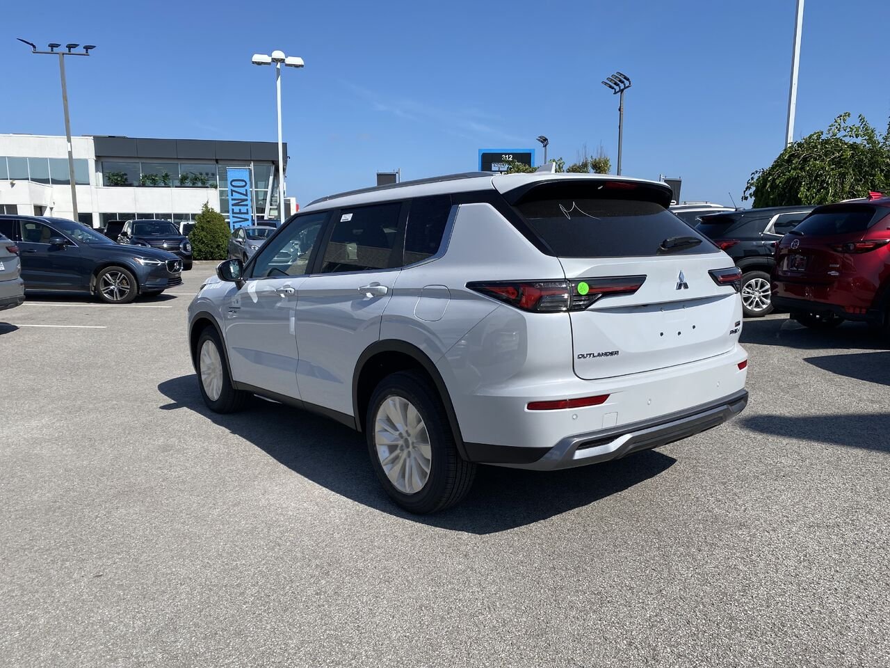 2026 Mitsubishi Outlander Plug-In Hybrid White Diamond Premium Finish Saint-Eustache - photo #2