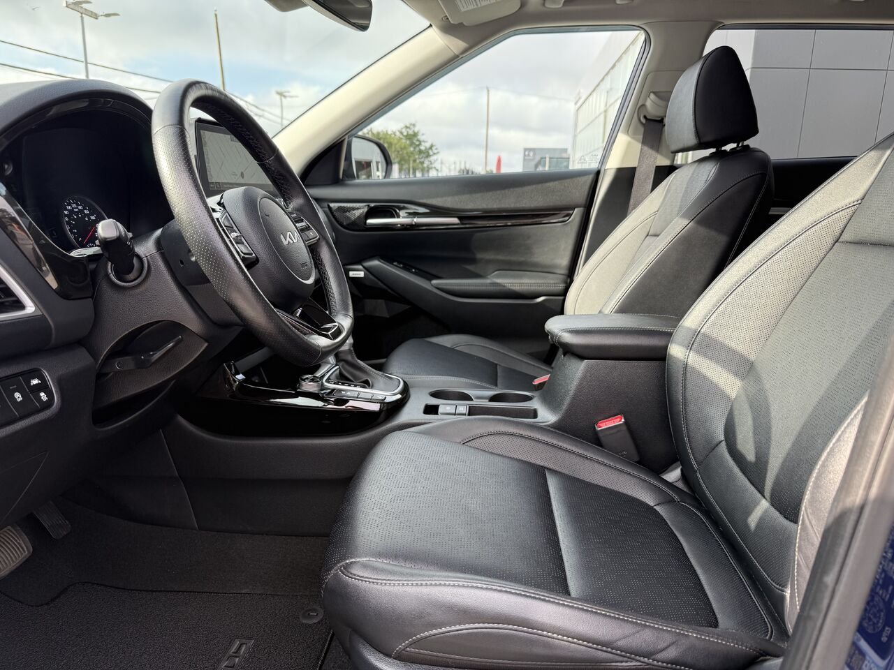 Kia Seltos SX Turbo TI avec intérieur noir 2023 Bleu Châteauguay - photo #12