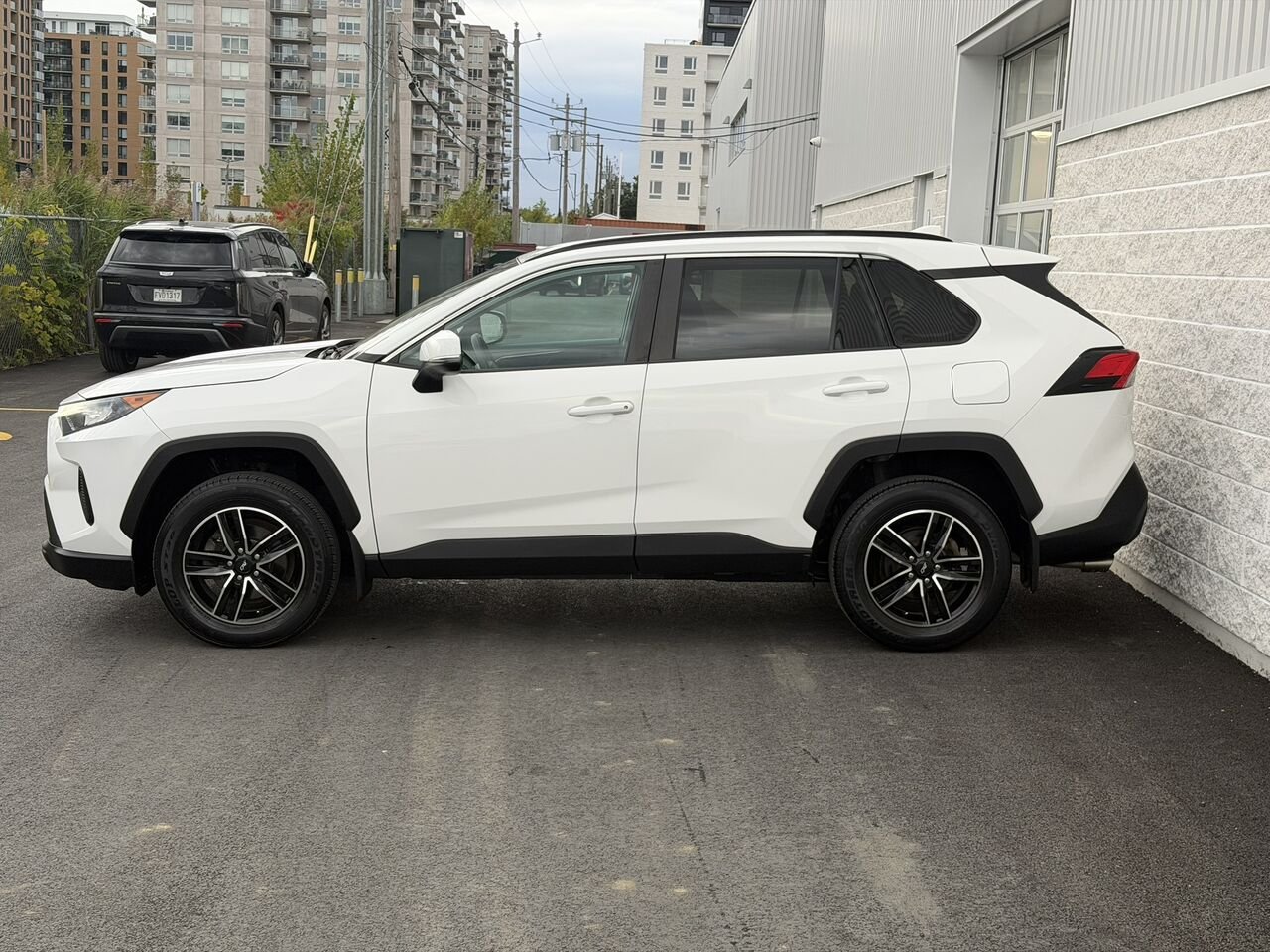 Toyota RAV4 LE 2019 Blanc Laval - photo #1