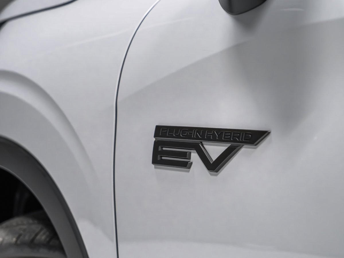 2026 Mitsubishi Outlander Plug-In Hybrid GT NOIR White Montreal - photo #6