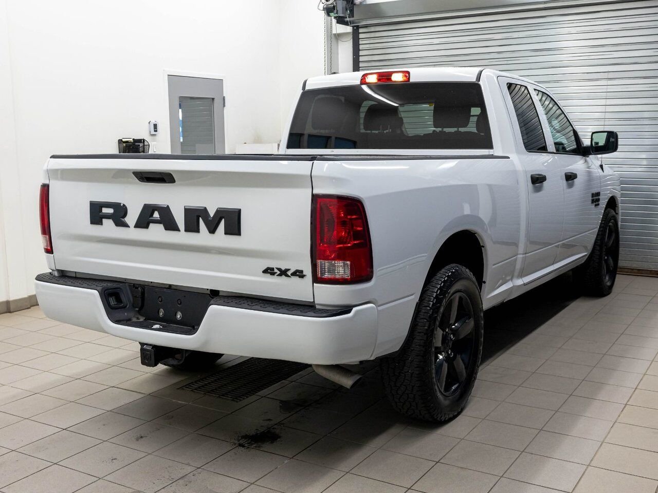 Ram 1500 Classic NIGHT EDITION 4X4 *CARPLAY* FREINS REMORQ WIFI USB 2023 Blanc Saint-Jérôme - photo #7