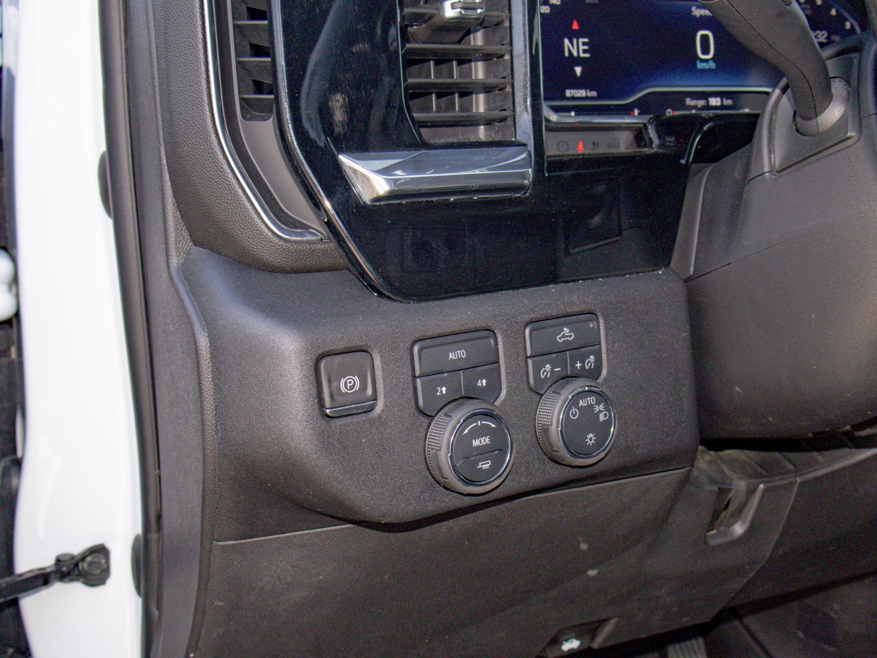 2023 Chevrolet Silverado 1500 4WD Crew Cab 147 LT White Sherwood Park - photo #19