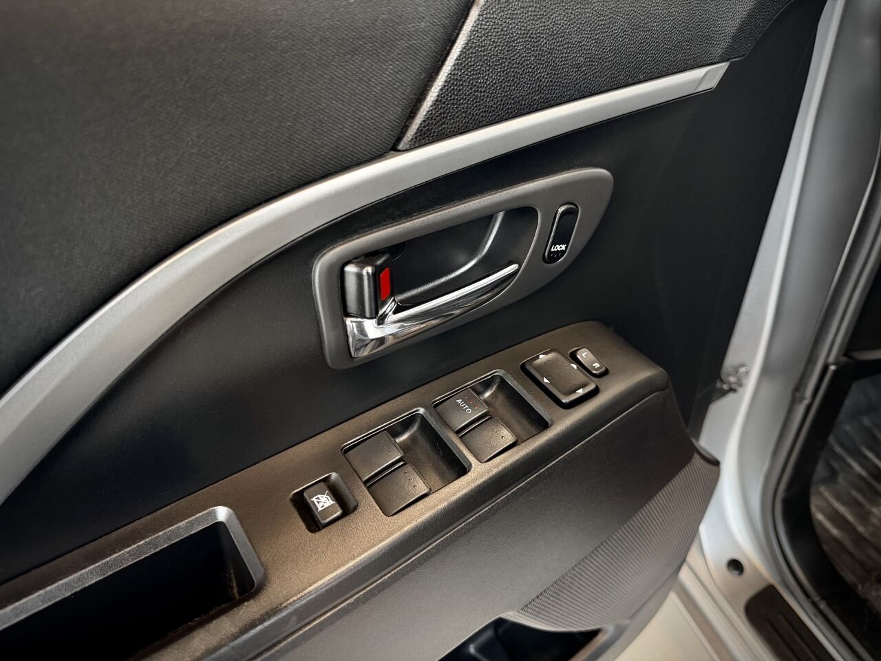 2014 Mazda Mazda5 Silver Notre-Dame-des-Prairies - photo #22