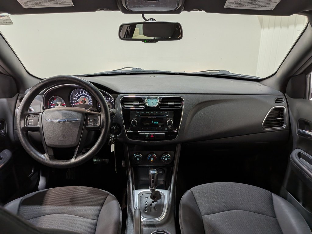 2013 Chrysler 200 4dr Sdn LX Silver Val-David - photo #11