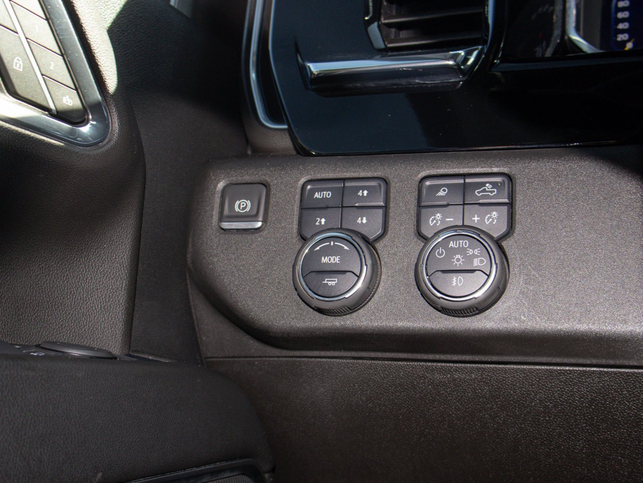 2024 Chevrolet Silverado 2500HD 4WD Crew Cab 159 LTZ White Sherwood Park - photo #22