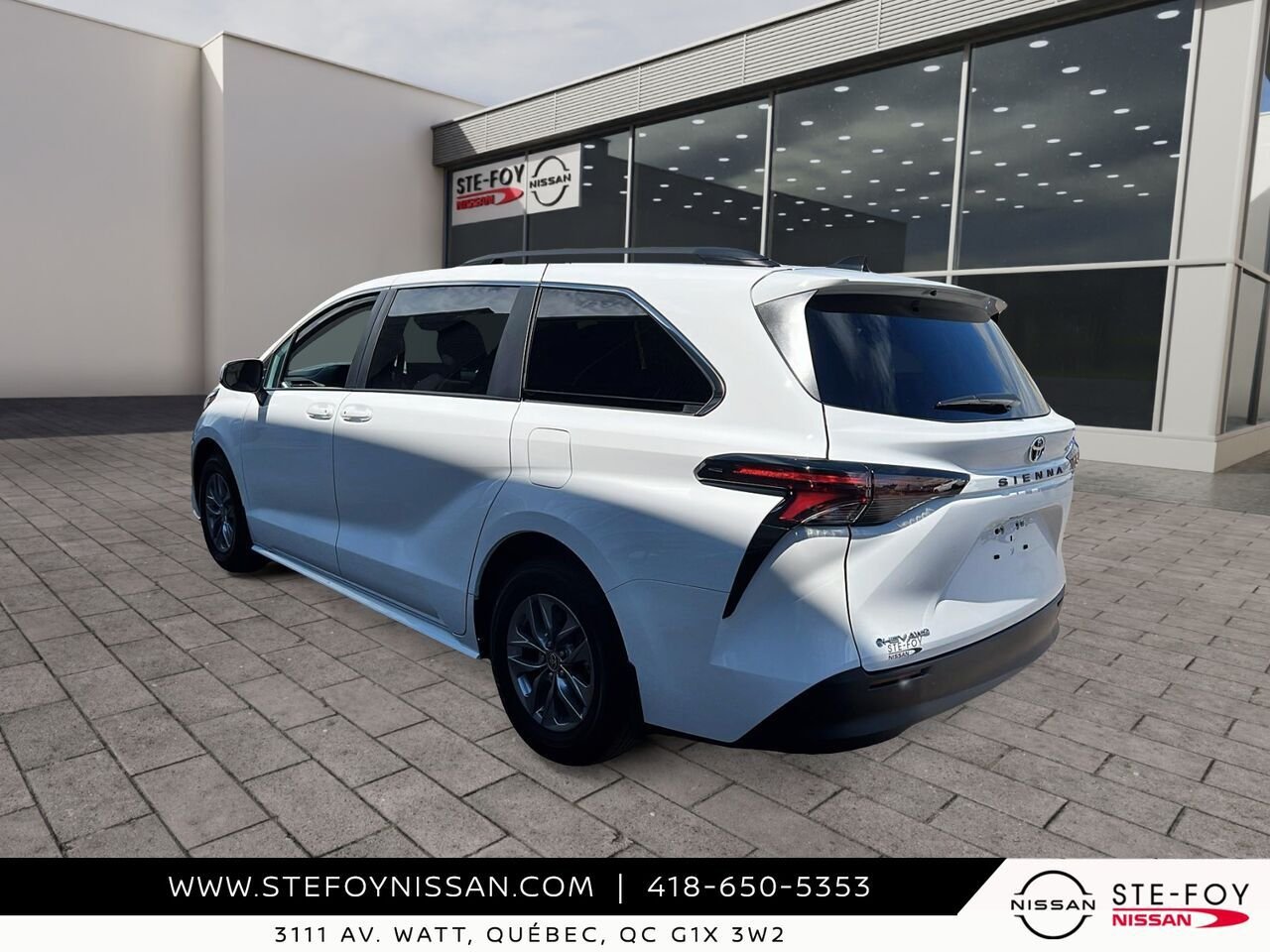 2026 Toyota Sienna LE 8 PASSAGERS White Ste-Foy - photo #3