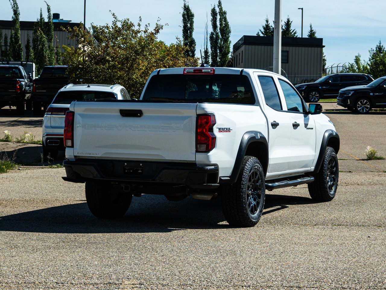 2024 Chevrolet Colorado 4WD Crew Cab Trail Boss White Sherwood Park - photo #13