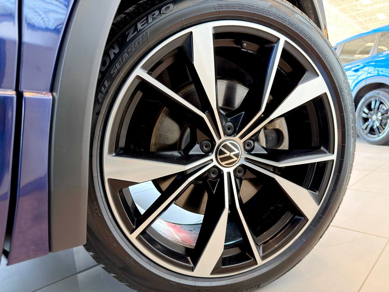 2024 Volkswagen Tiguan Blue Notre-Dame-des-Prairies - photo #15