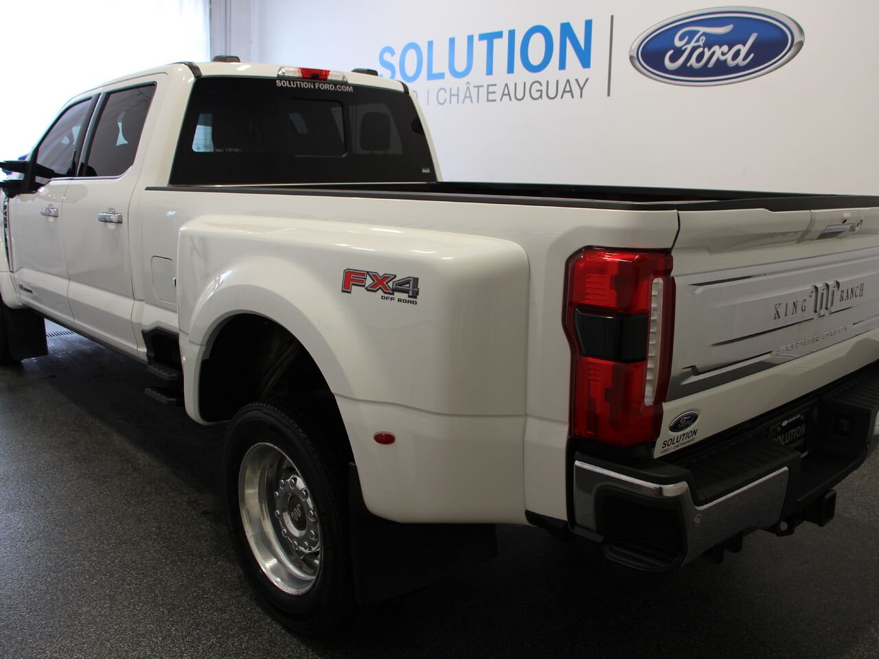 Ford Super Duty F-450 DRW King Ranch cabine 6 places 4RM caisse de 8 pi 2024 Blanc Châteauguay - photo #7