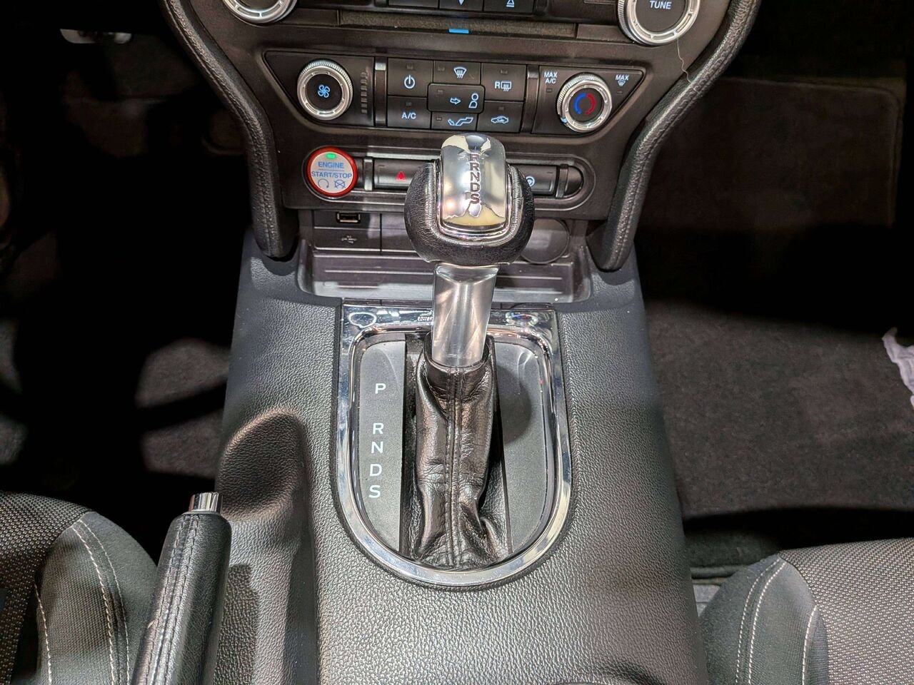 Ford Mustang 2dr Conv V6 2015 Blanc Mirabel - photo #25