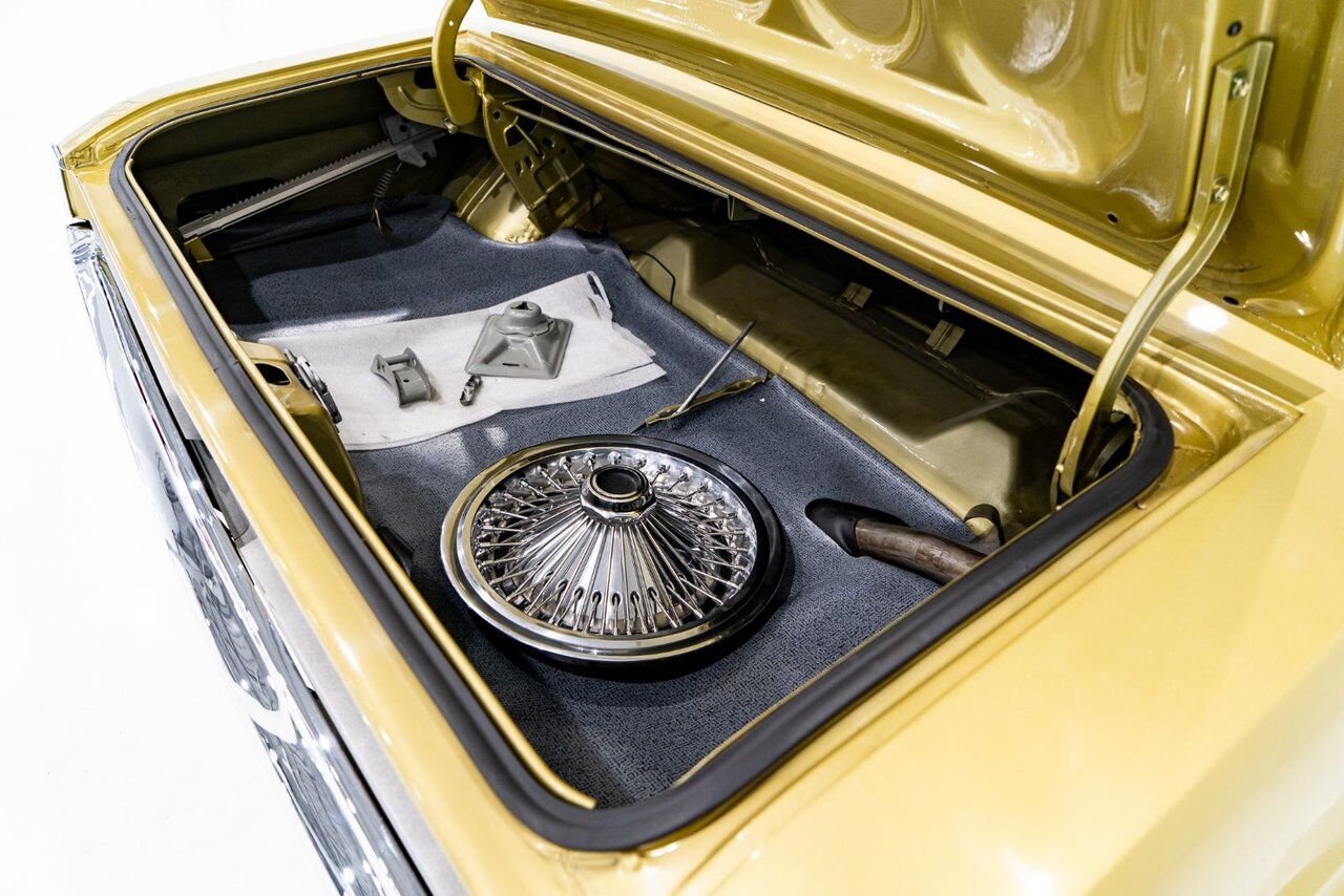 1971 Dodge Challenger *PRIX EN USD* Convertible Fully restored to desirable specifications Gold Montreal - photo #22