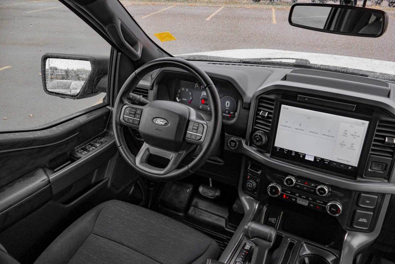 2025 Ford F-150 XLT 4WD SuperCrew 5.5' Box White Sherwood Park - photo #26