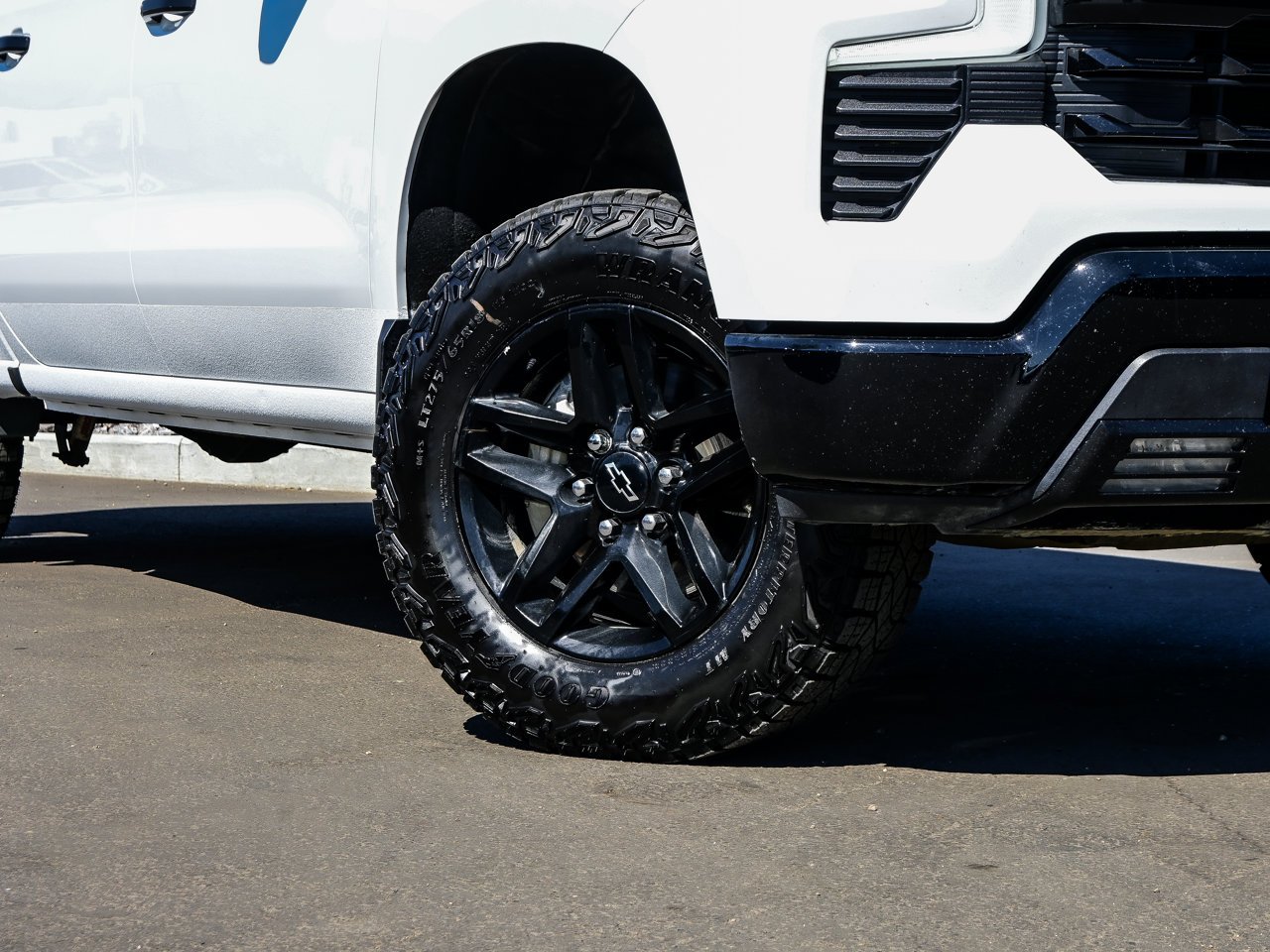 2025 Chevrolet Silverado 1500 4WD Crew Cab 147 LT Trail Boss White Sherwood Park - photo #5