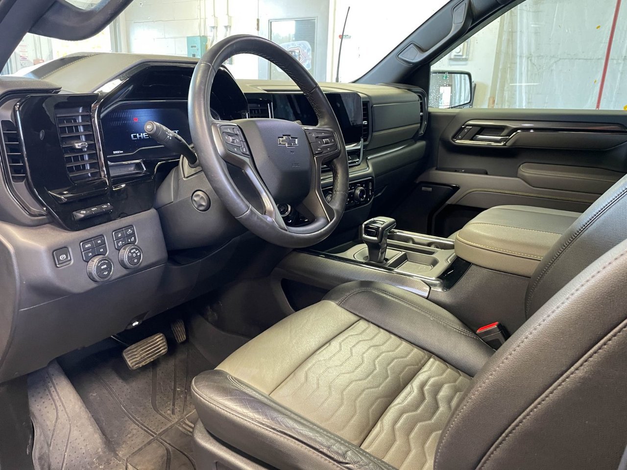 Chevrolet Silverado 1500 ZR2 CREW 4X4 V8 *TOIT* NAV SIÈGES VENTIL BOSE HUD 2023 Gris Saint-Jérôme - photo #3