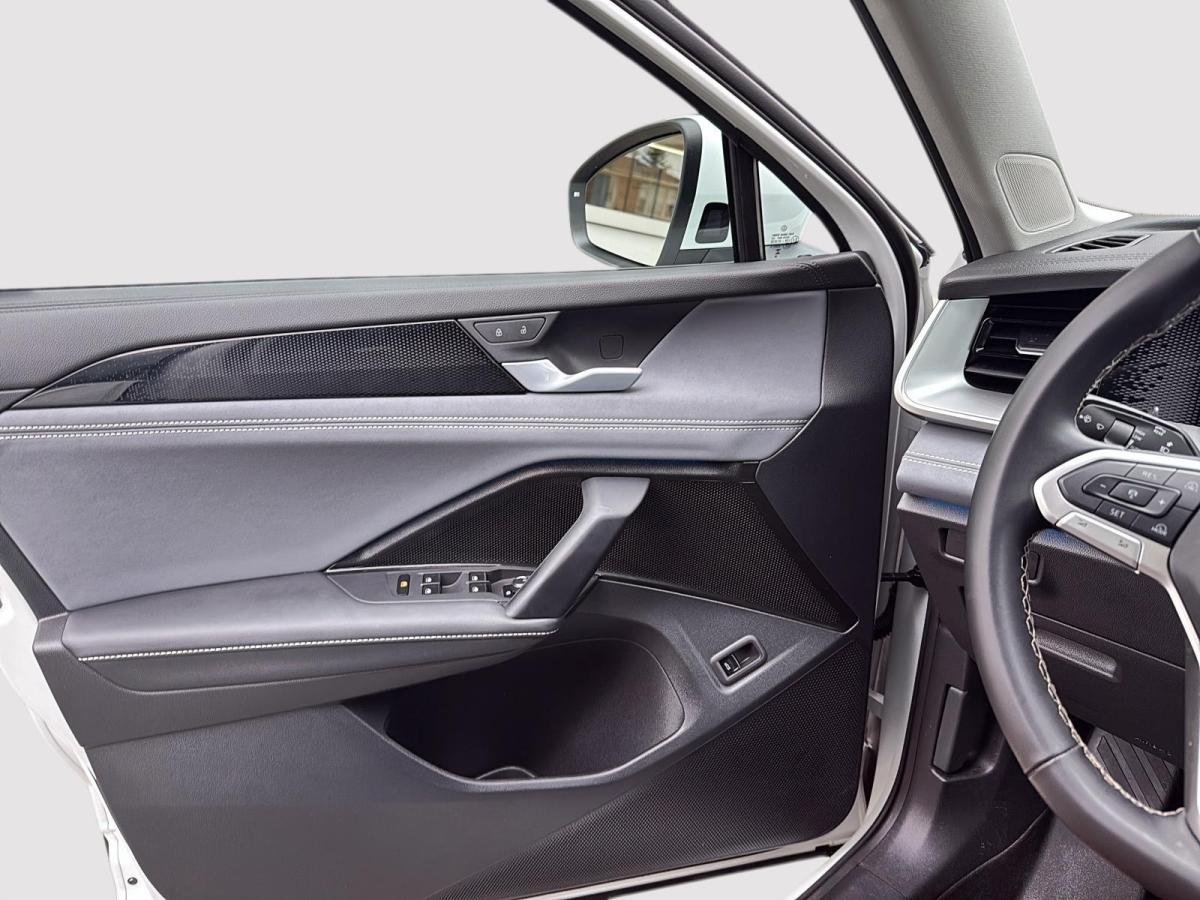 2025 Volkswagen Tiguan White Rouyn-Noranda - photo #10