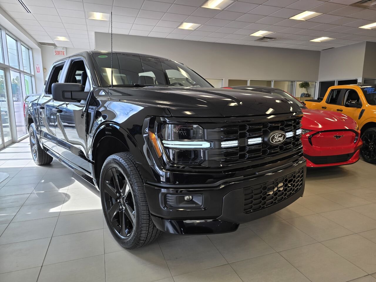 Ford F-150 STX CABINE SUPERCREW 4RM CAISSE DE 5,5 PI 2026 Noir agate métallisé Châteauguay - photo #0