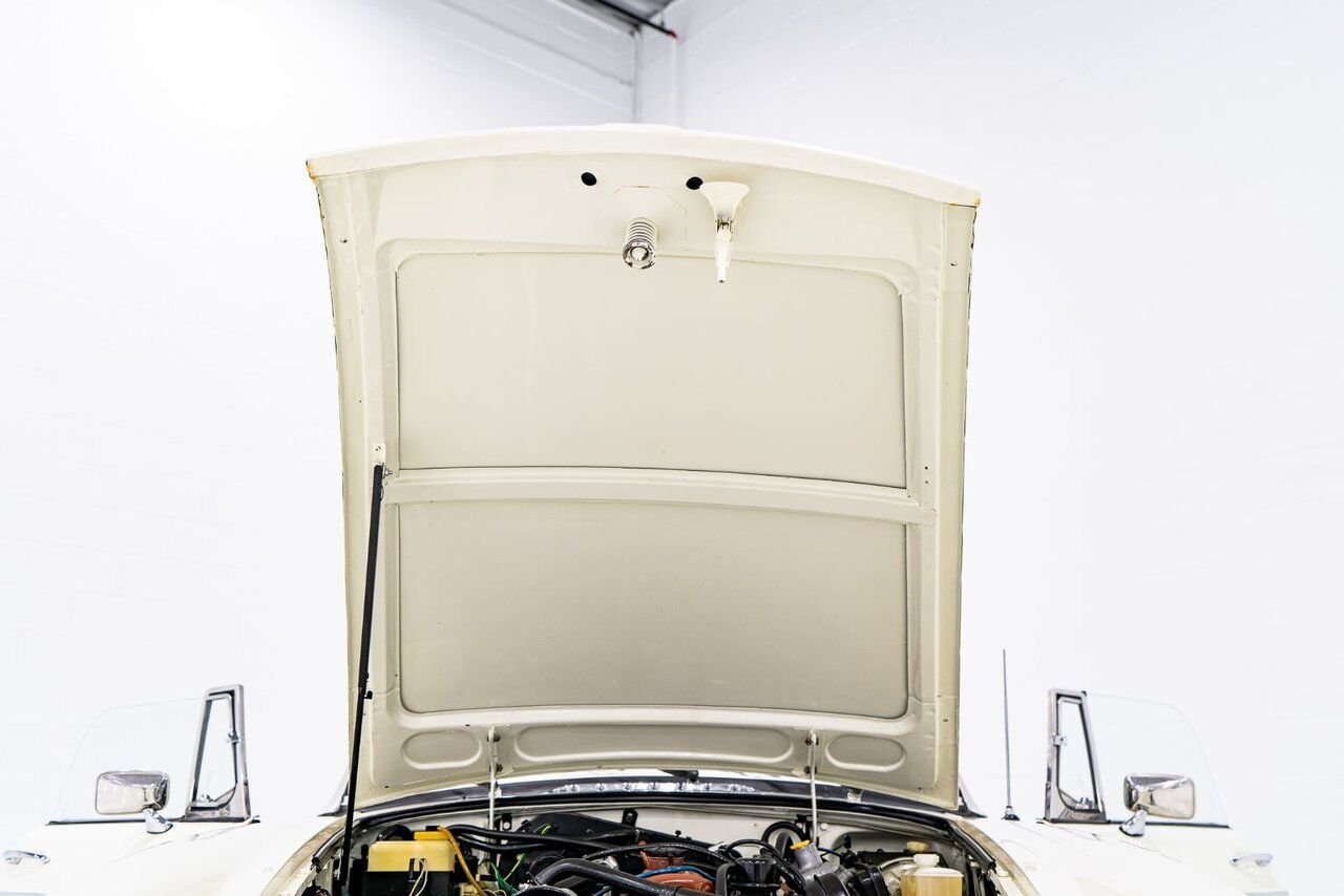 MG B Beautifully presented from former complete restoration 1979 Blanc Montréal - photo #90