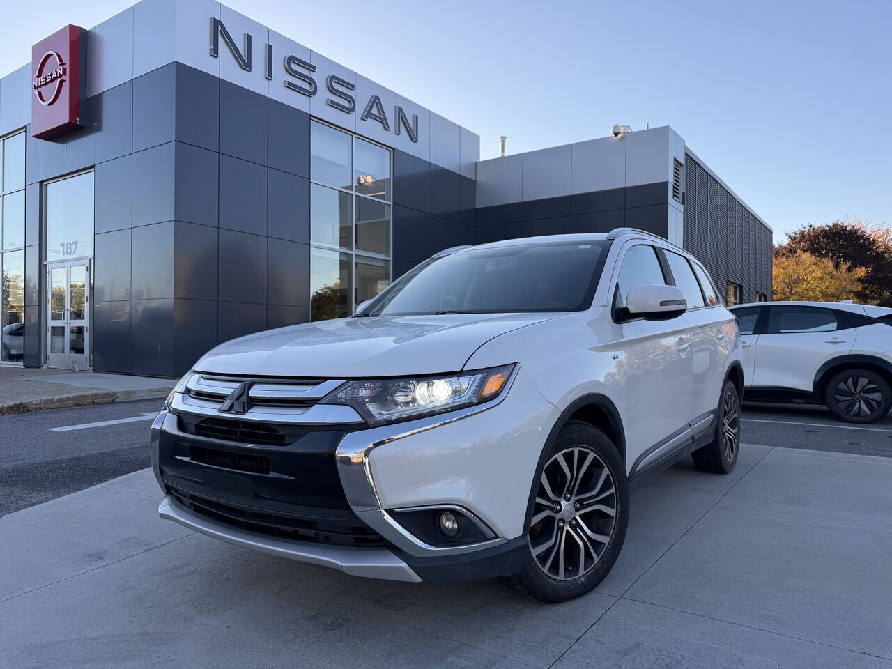 White 2018 Mitsubishi Outlander SUV / Crossover All-Wheel Drive Automatic