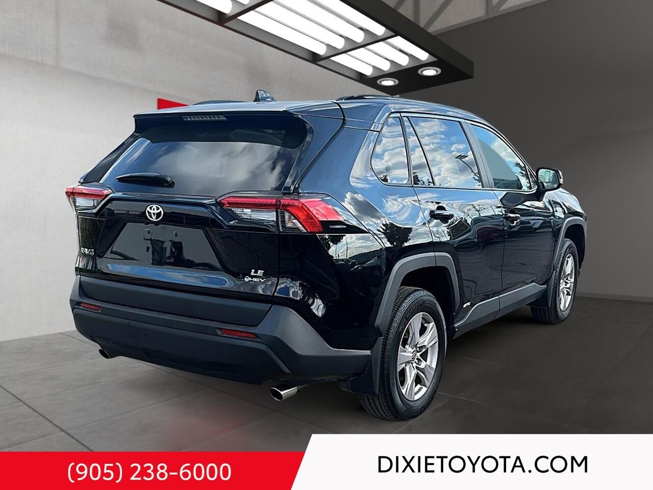 2025 Toyota RAV4 HYBRID LE AWD / CLEAN CARFAX / HEATED SEATS / TOYOTA SAFETY SENSE / CARPLAY AND ANDROID AUTO Black Mississauga - photo #5