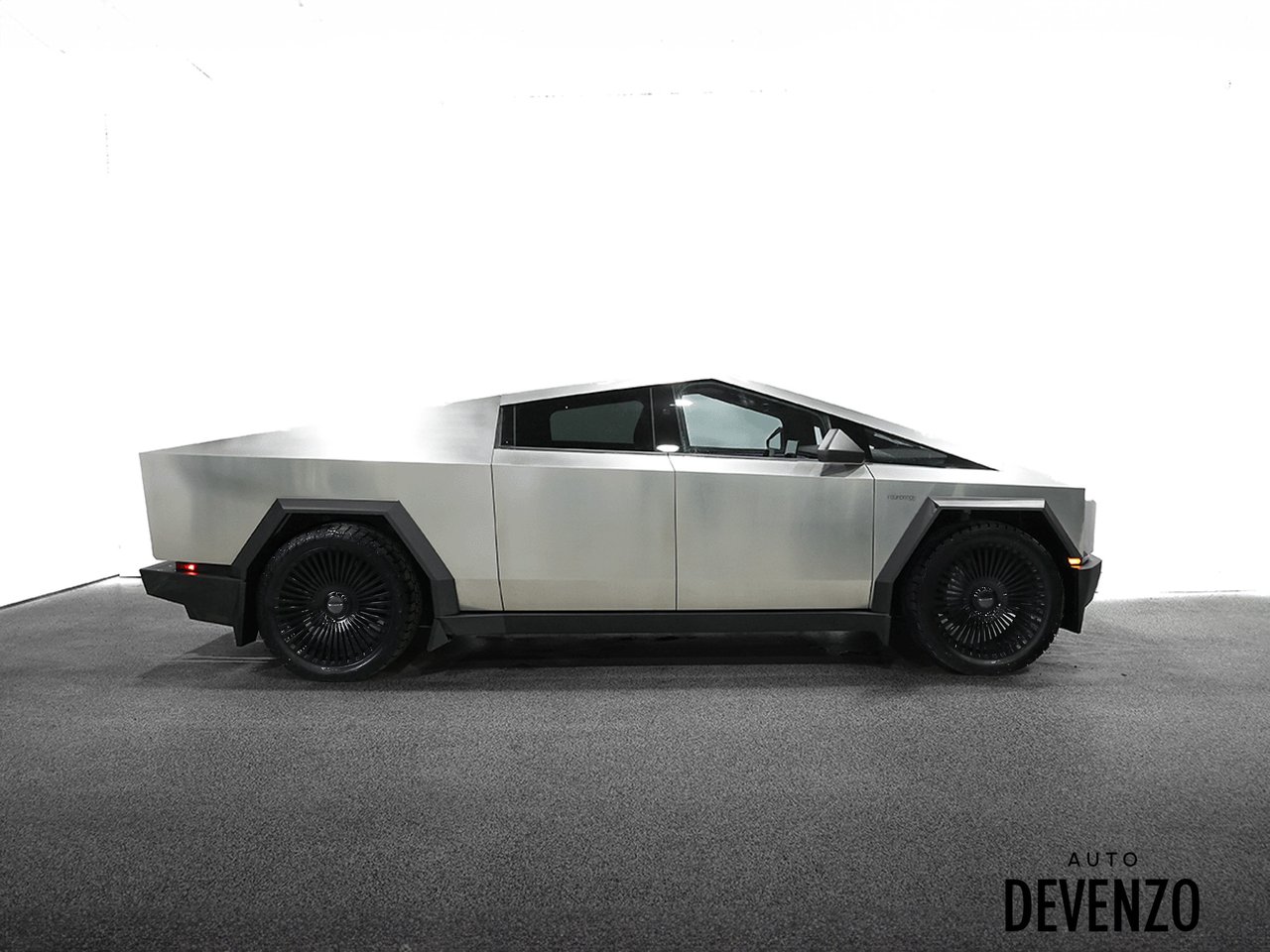 2025 Tesla Cybertruck Silver Saint-Eustache - photo #1