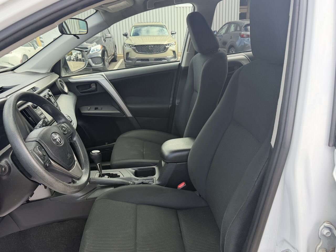 2018 Toyota RAV4 White Ste-Marie - photo #10