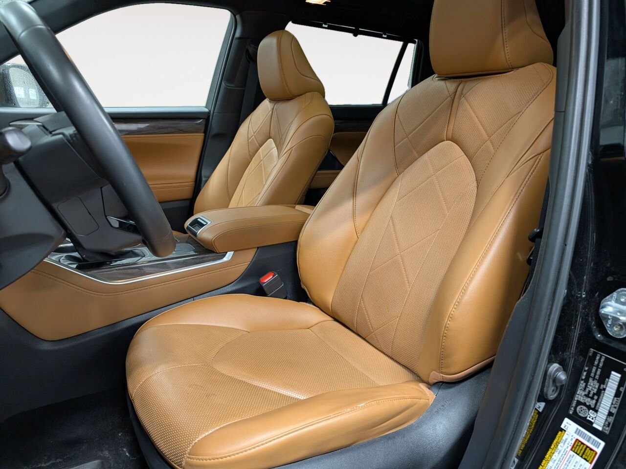 Toyota Highlander Hybride PLATINUM/SIÈGES AVANT ET ARRIÈRE CHAUFFANT/SIÈGES AVANT VENTILLÉ/TOIT PANORAMIQUE OUVRANT/VOLANT 2025 Noir minuit métallisé Sherbrooke - photo #9