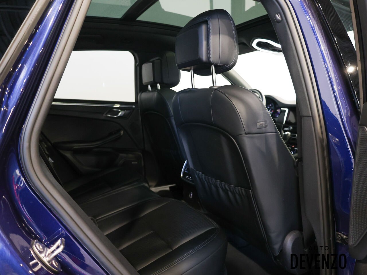 2025 Porsche Macan Blue Saint-Eustache - photo #8