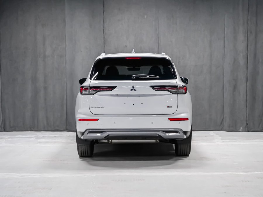 2026 Mitsubishi Outlander LE White Diamond