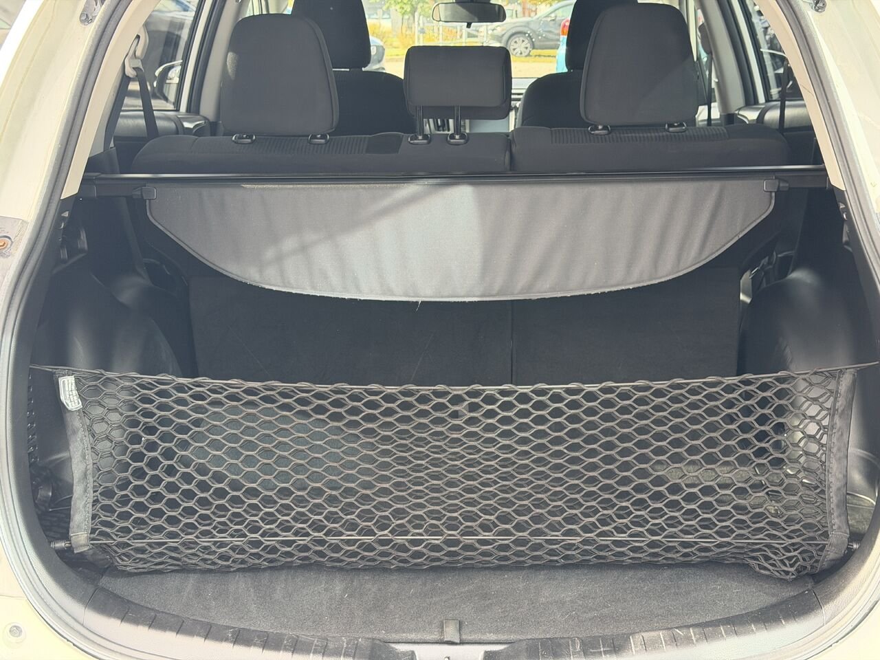 2018 Toyota RAV4 White Ste-Marie - photo #8