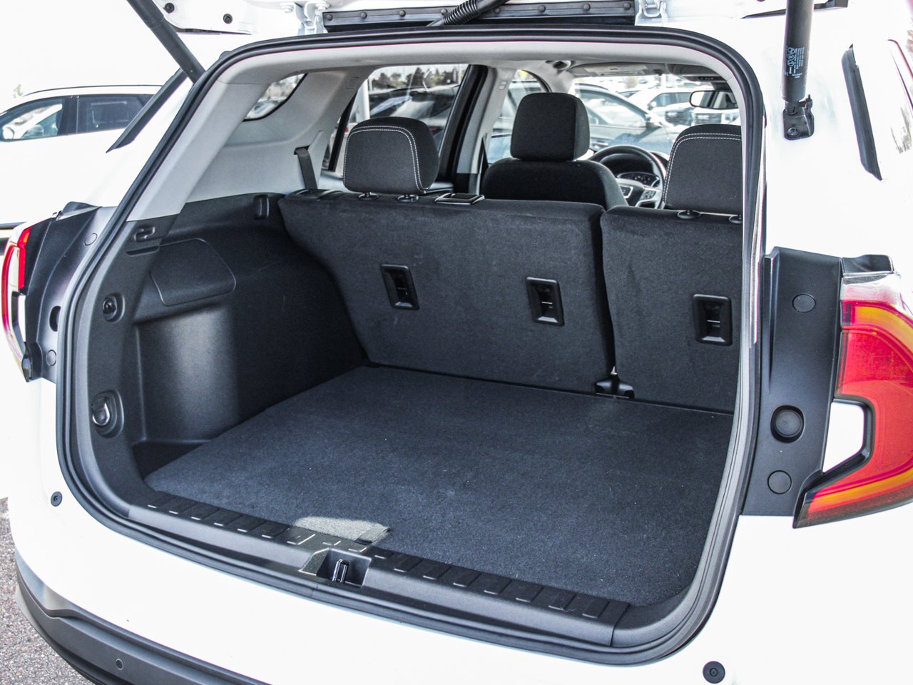 2024 GMC Terrain AWD 4dr SLE White Sherwood Park - photo #7