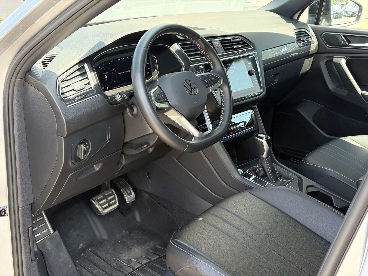 2023 Volkswagen Tiguan Comfortline R-Line Black Edition Grey Gatineau - photo #10