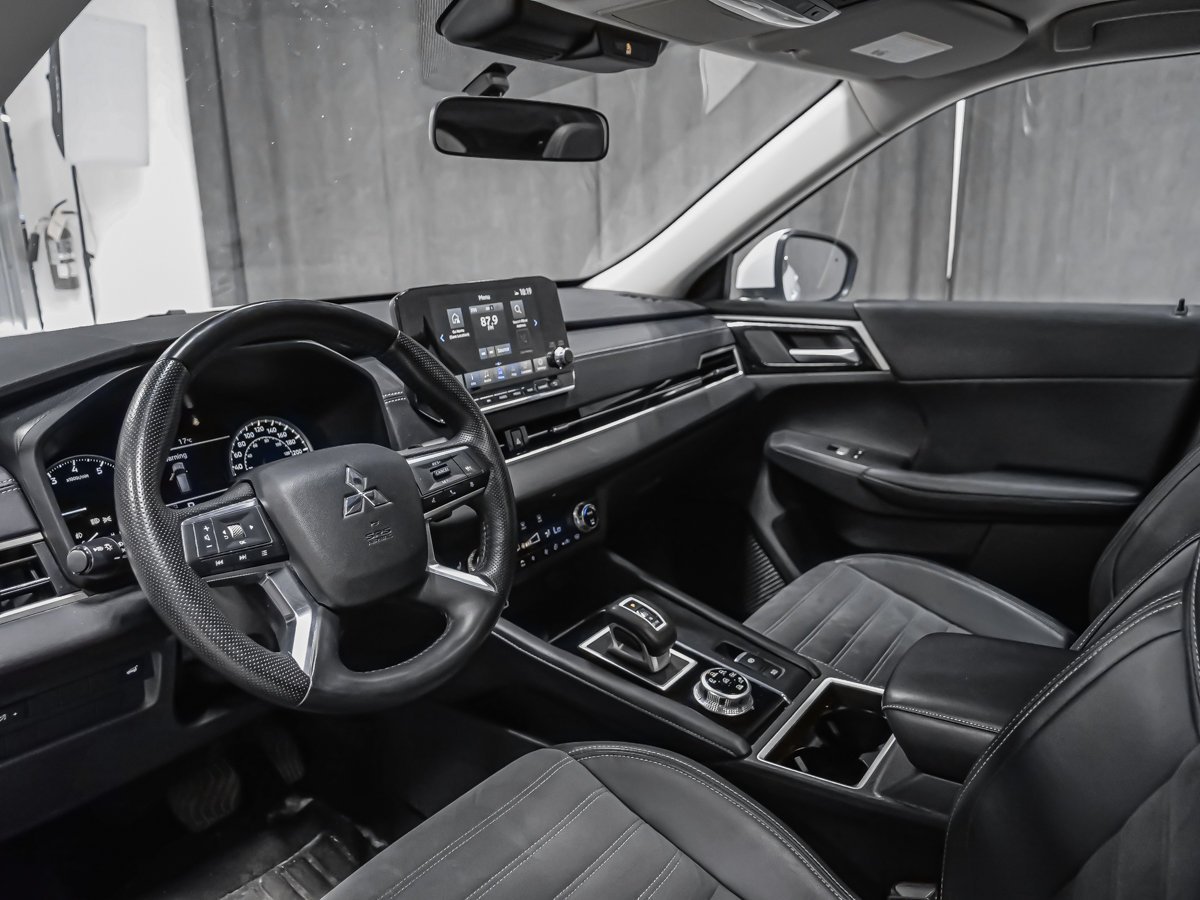 2024 Mitsubishi Outlander Montreal - photo #1