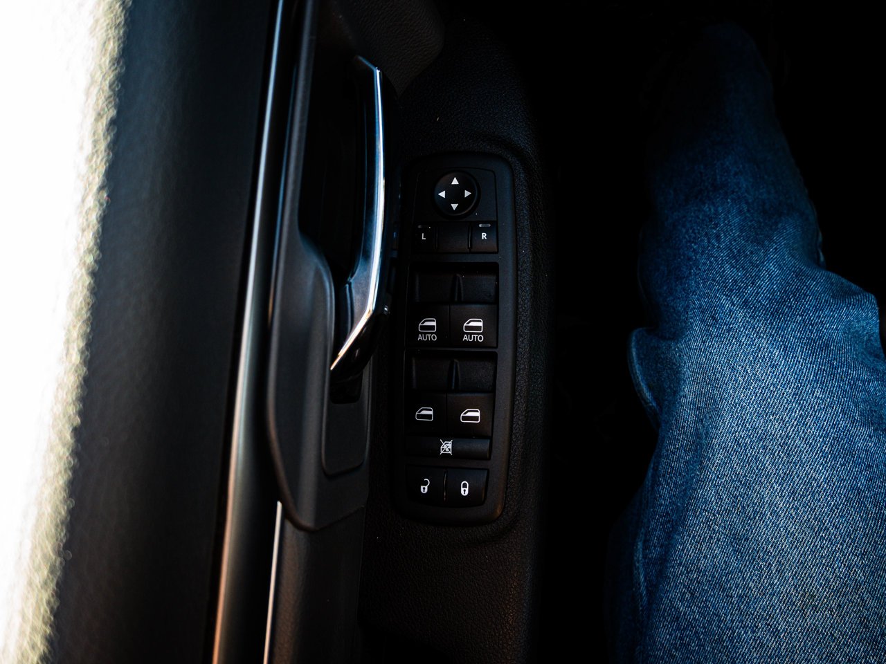 2023 Ram 1500 Classic SLT 4x4 Crew Cab 5'7 Box Blue Sherwood Park - photo #17
