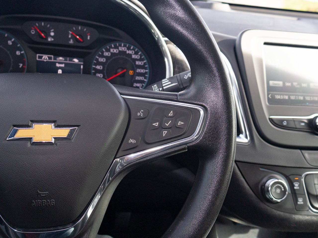 2017 Chevrolet Malibu 4dr Sdn LT w/1LT White Sherwood Park - photo #23