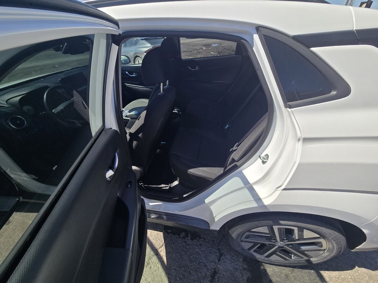 2023 Hyundai Kona Electric White  - photo #9