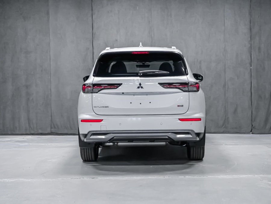 2026 Mitsubishi Outlander SE White Diamond