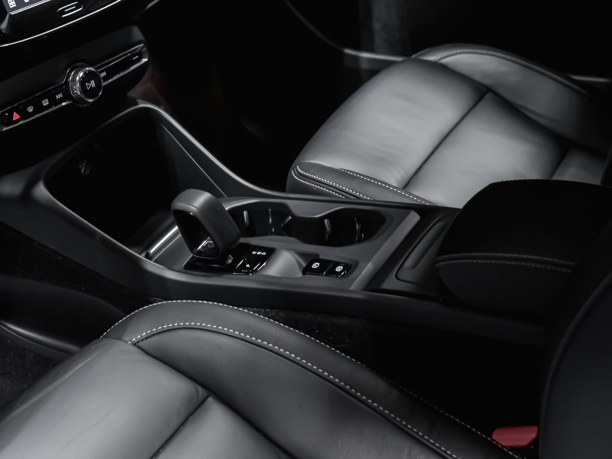 2023 Volvo XC40 B5 CORE CONVENIENCE CLIMATE White Montreal - photo #6
