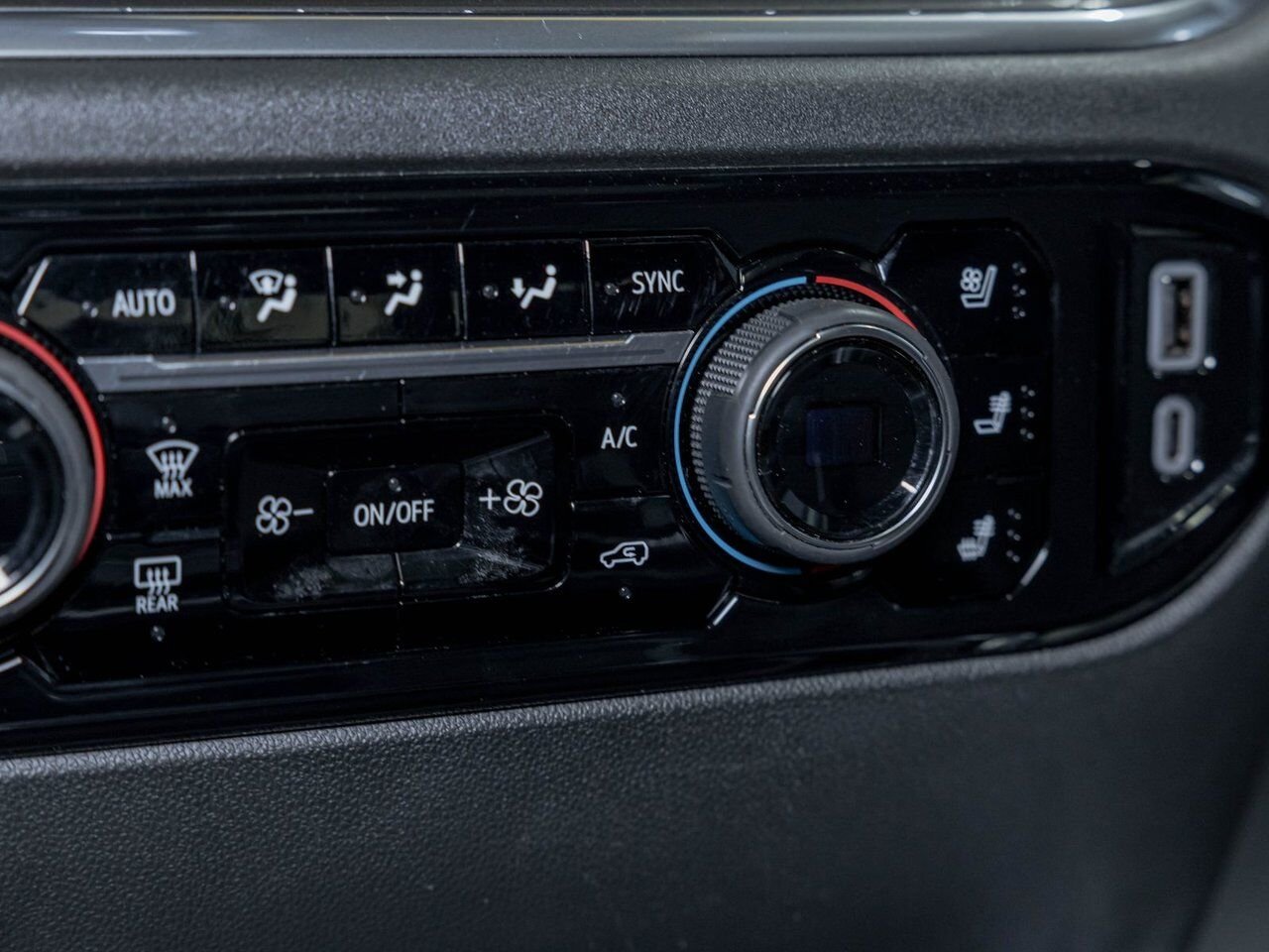 Chevrolet Silverado 2500HD HIGH COUNTRY Z71 CREW 4X4 *DIESEL* TOIT *HUD* BOSE 2024 Noir Saint-Jérôme - photo #22