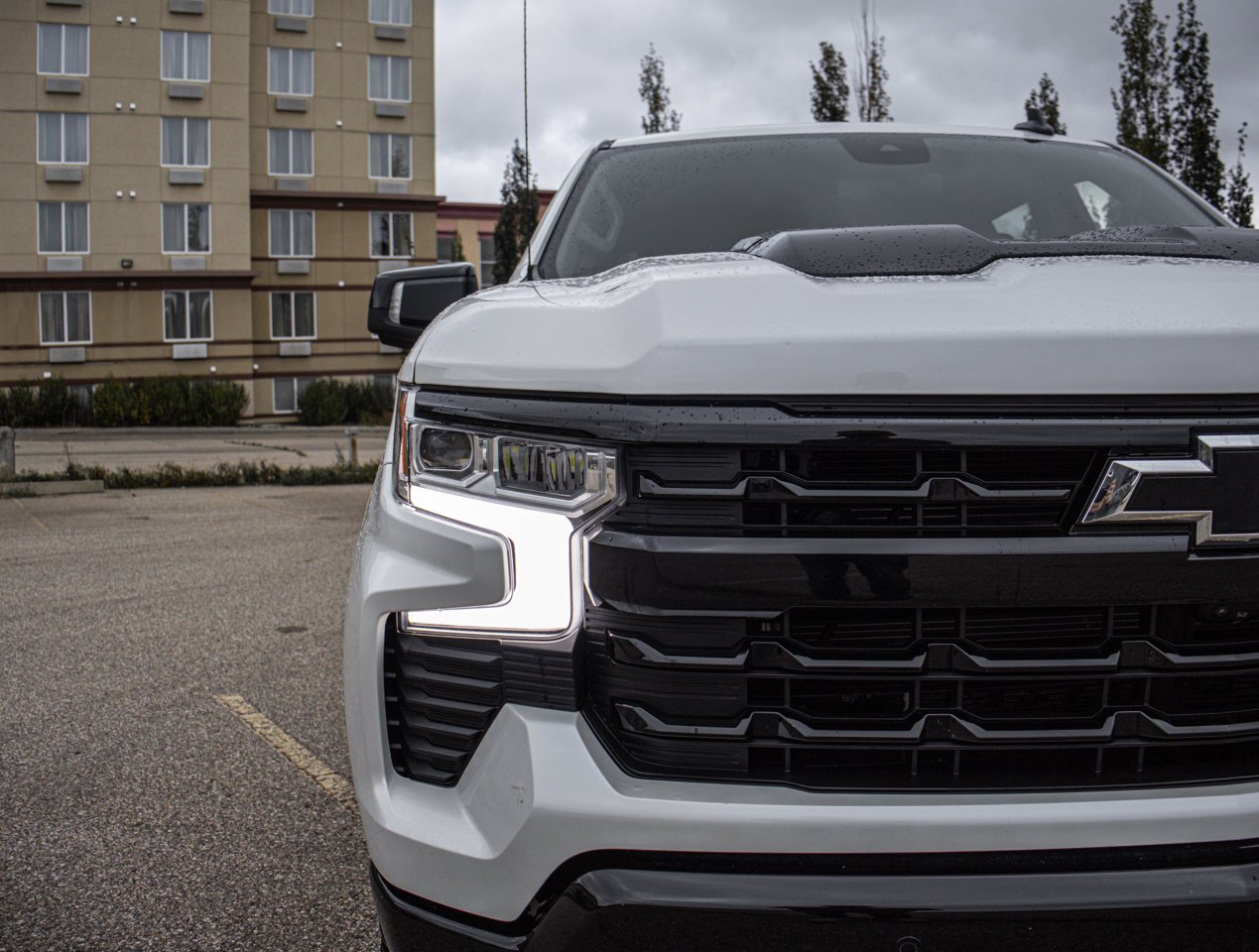 2024 Chevrolet Silverado 1500 4WD Crew Cab 147 LT Trail Boss White Sherwood Park - photo #5