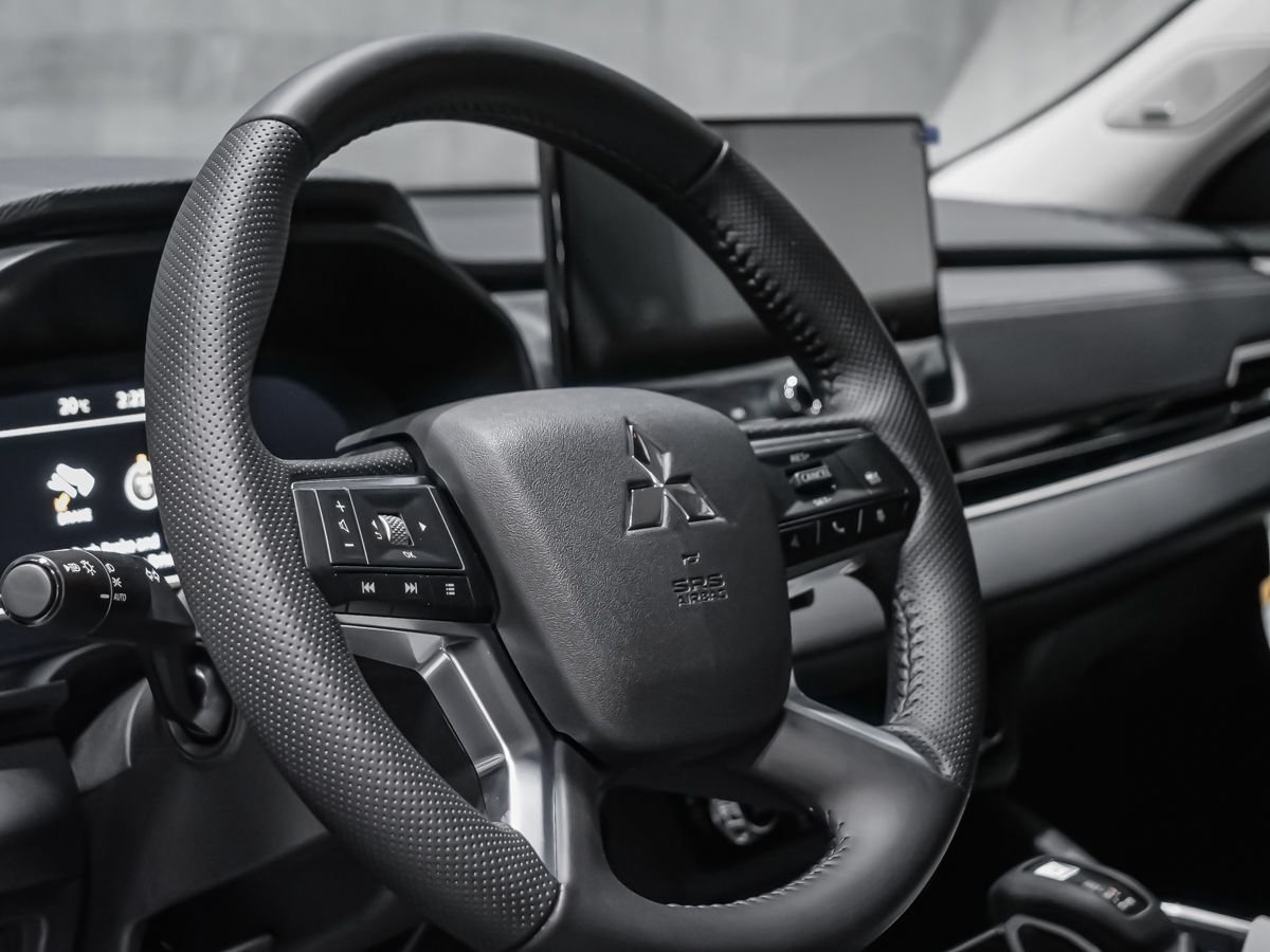 Mitsubishi Outlander PHEV ES 2026 Fini taillé diamant Blanc de qualité supérieure Montréal - photo #12