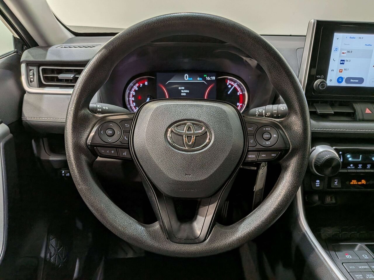 Toyota RAV4 LE AWD 2024 Noir Val-David - photo #12