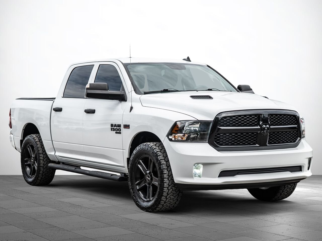 2020 Ram 1500 CLASSIC EXPRESS SUPER CREW 4X4 5.7 HEMI MAGS White Sainte-Julienne - photo #1